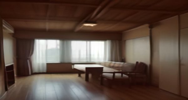 用户在手机端流畅访问 www.17c.con 的使用场景，明亮室内环境，展示移动端适配效果